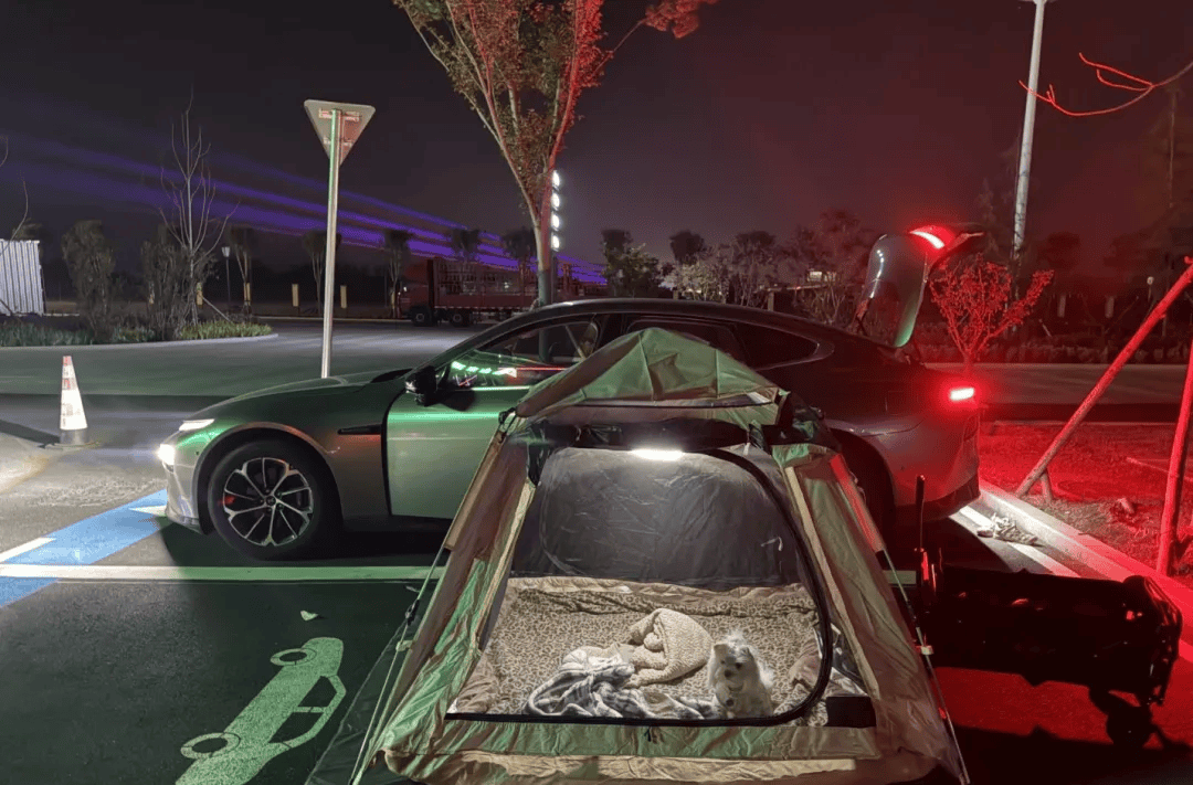 国庆期间年轻人旅行掀起“帐篷过夜”热潮p